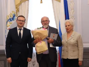 Владимир Дмитриевич Шмаков, ветеран труда , почетный житель Вознесенского района, был удостоен высокого звания «Заслуженный ветеран Нижегородской области».